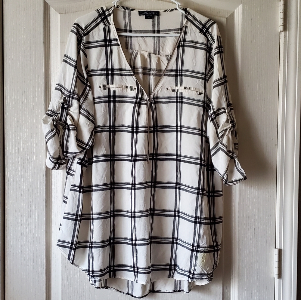 White and black plaid blouse with zipper